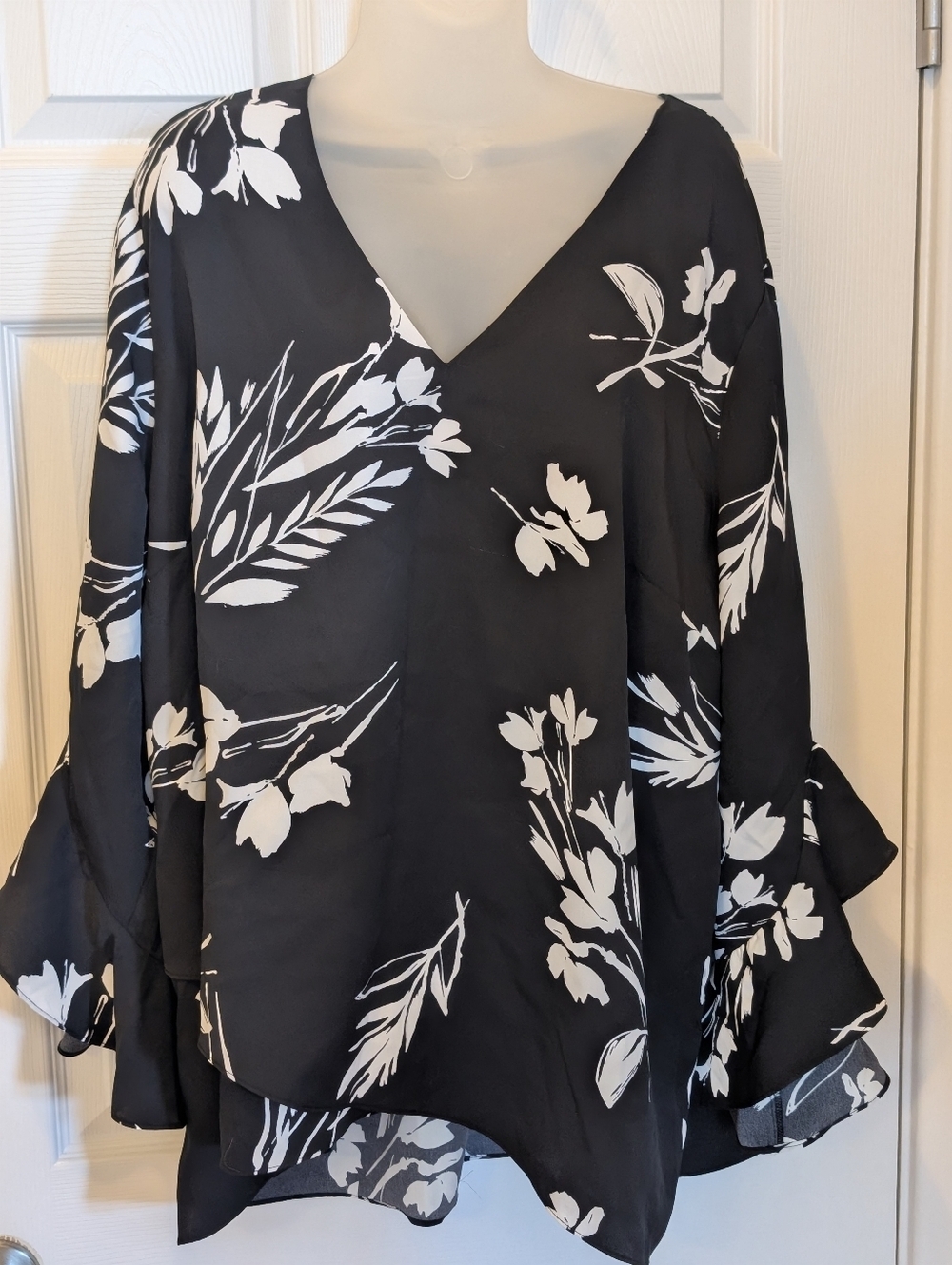 Vince Camuto 3X Black White Floral Blouse Flowy V-Neck Ruffle Bell Sleeve Tunic‎